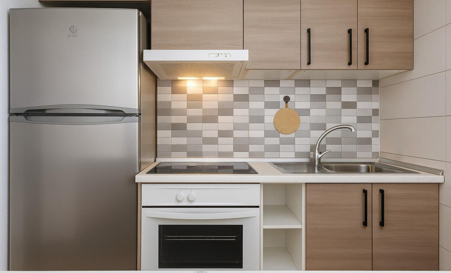 Kitchen - Apartment Vali Torrevieja Fully equipped modern kitchen with fridge, oven, stovetop and stylish backsplash in Apartment Vali Torrevieja