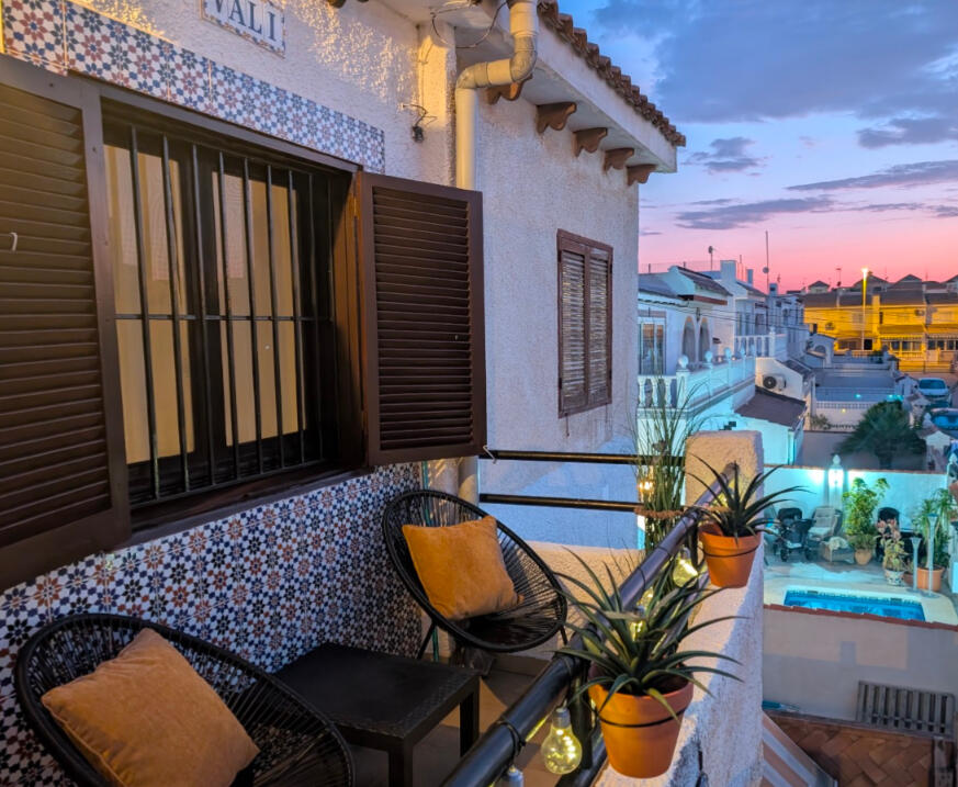 Balcony of holiday apartment Vali in Torrevieja Costa Blanca, with table, chairs and plants, 400 m from the beach
