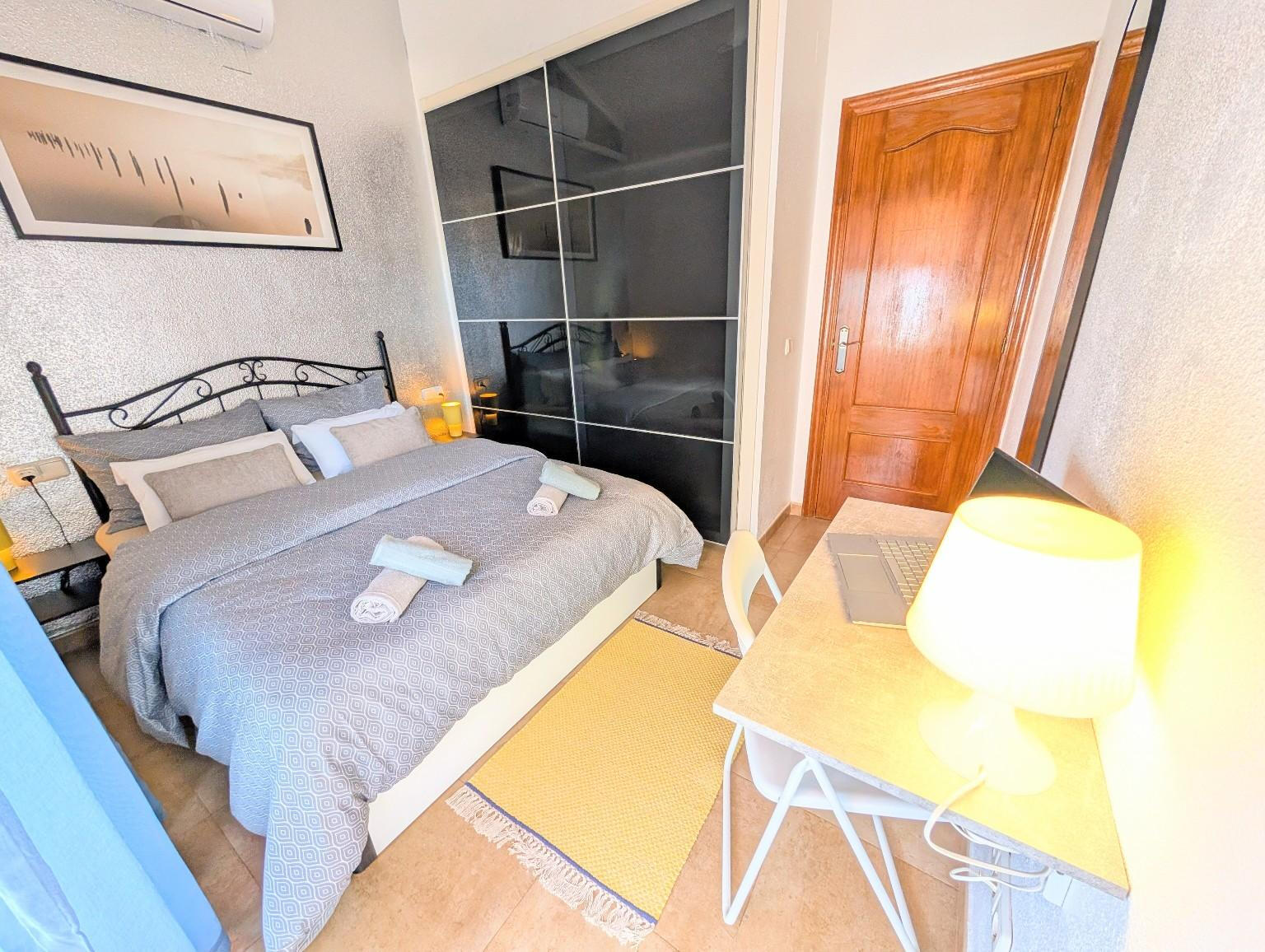 Bedroom - Apartament Vali Torrevieja Cozy bedroom with double bed, wordrobe, desk and airconditioning in Aparatament Vali Torrevieja