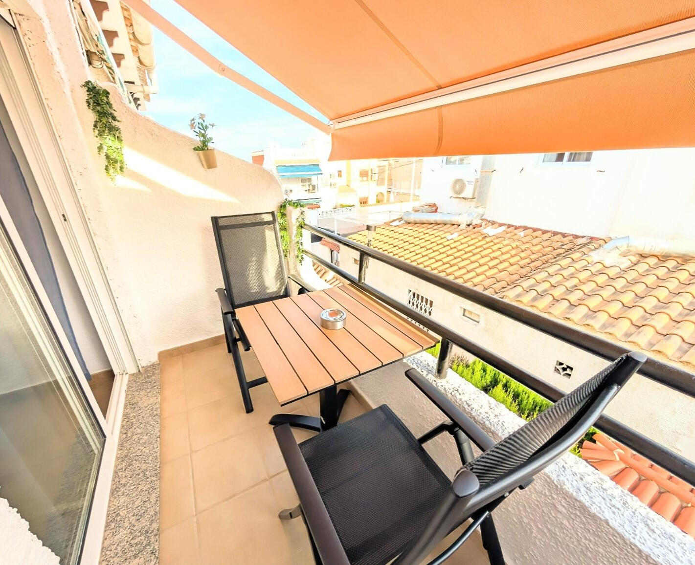 Balcony - Apartament Vali Torrevieja Sunny balcony with table, chairs and sunshade at Apartment Vali Torrevieja
